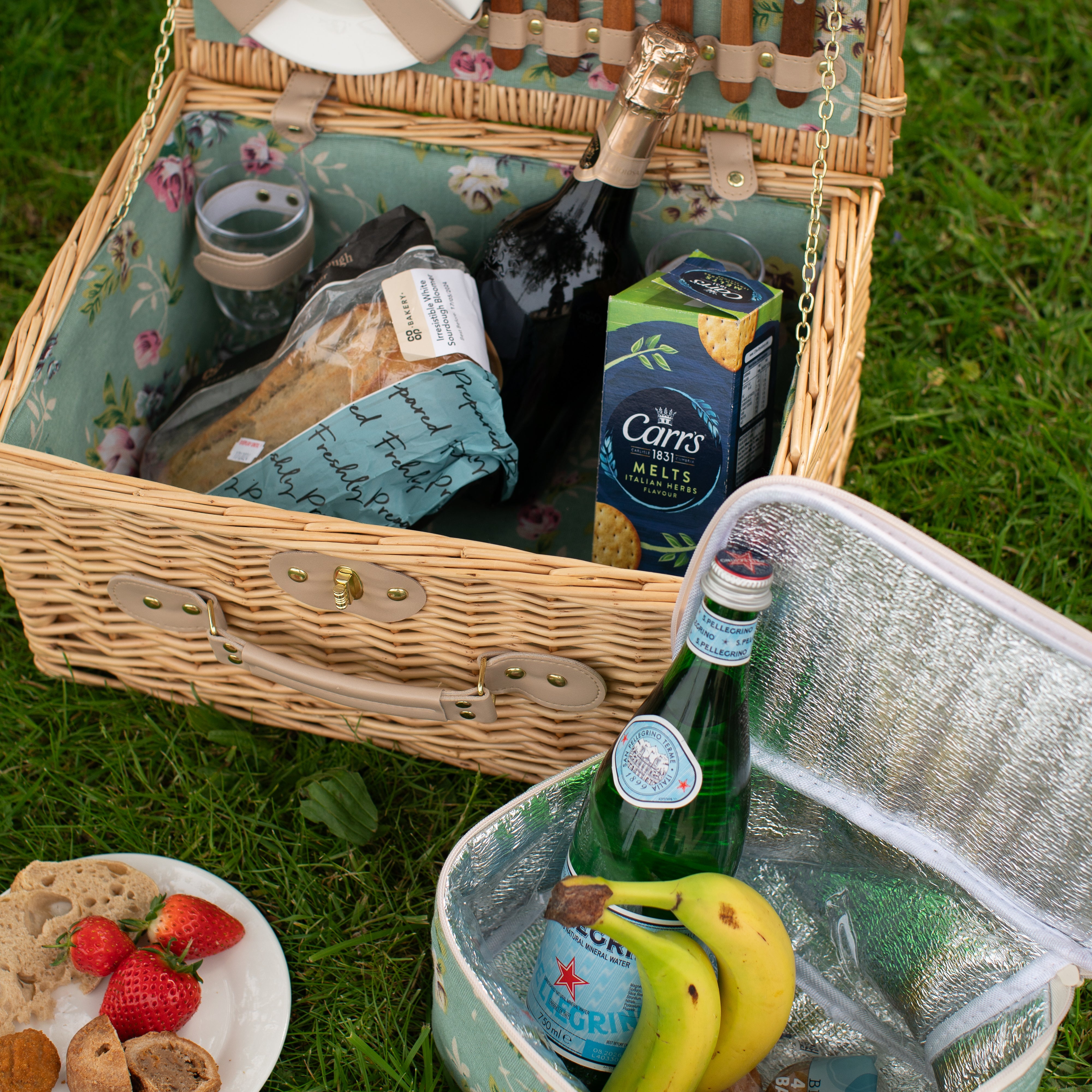 Natural Wicker 2-Person Picnic Basket with English Rose Lining