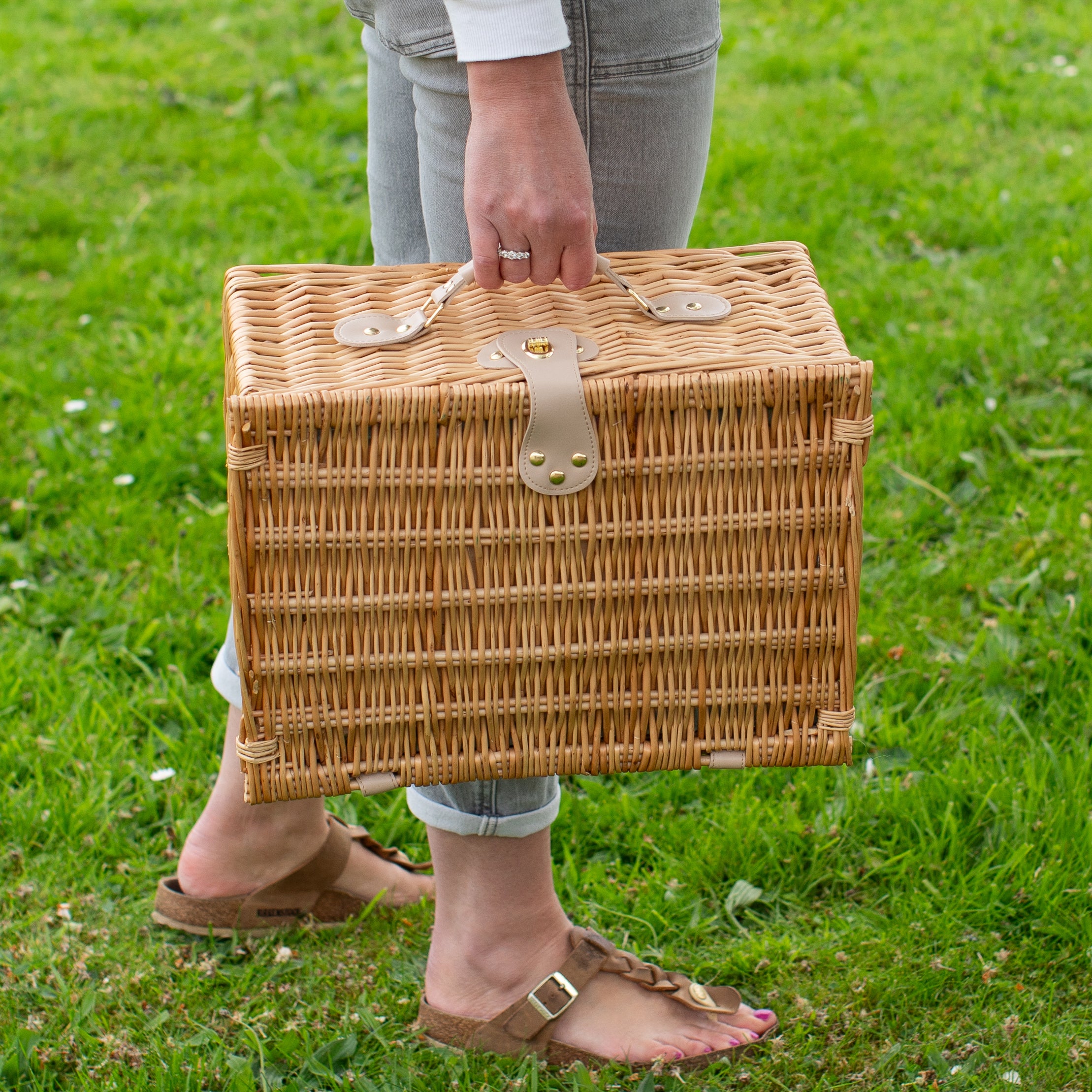 Natural Wicker 2-Person Picnic Basket with English Rose Lining